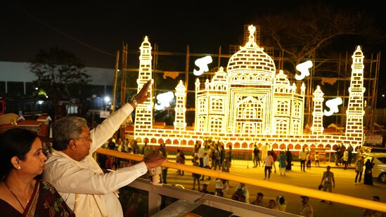 ಸಚಿವರಾದ ಕೆಜೆ ಜಾರ್ಜ್, ಡಾ.ಎಚ್​​ಸಿ ಮಹದೇವಪ್ಪ, ಲಕ್ಷ್ಮೀ ಹೆಬ್ಬಾಳ್ಕರ್, ಎಂಸಿ ಸುಧಾಕರ್, ಚಾಮುಂಡೇಶ್ವರಿ ವಿದ್ಯುತ್ &nbsp;ನಿಗಮ ನಿಯಮಿತದ ಅಧ್ಯಕ್ಷರಾದ ಎಬಿ ರಮೇಶ್ ಬಂಡಿಸಿದ್ದೇಗೌಡ, ಗುಂಡ್ಲುಪೇಟೆ ವಿಧಾನಸಭಾ ಕ್ಷೇತ್ರದ ಶಾಸಕ ಗಣೇಶ್ ಪ್ರಸಾದ್, ಮುಡಾ ಅಧ್ಯಕ್ಷ ಮರಿಗೌಡ ಸೇರಿದಂತೆ ಅಧಿಕಾರಿಗಳೊಂದಿಗೆ ಮೈಸೂರಿನ ಸುಂದರ ದೀಪಾಲಂಕಾರದ ದೃಶ್ಯವನ್ನು ಕಣ್ತುಂಬಿಕೊಂಡರು.