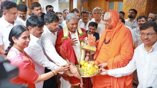 ಮೈಸೂರಿನ ಸುತ್ತೂರು ಮಠಕ್ಕೆ ದಸರಾ ಹಿನ್ನೆಲೆಯಲ್ಲಿ ಭೇಟಿ ನೀಡಿದ ಸಿಎಂ ಸಿದ್ದರಾಮಯ್ಯ ಅವರಿಗೆ ಫಲ, ಪುಷ್ಪ ನೀಡಿ &nbsp;ಶ್ರೀ ಶಿವರಾತ್ರಿ ದೇಶಿಕೇಂದ್ರ ಸ್ವಾಮೀಜಿ ಆಶಿರ್ವದಿಸಿದರು. ಸಚಿವರಾದ ಡಾ.ಮಹದೇವಪ್ಪ, ಲಕ್ಷ್ಮಿ ಹೆಬ್ಬಾಳಕರ್‌, ಡಾ.ಎಂ.ಸಿ..ಸುಧಾಕರ್‌ &nbsp;ಮತ್ತತಿರರು ಭೇಟಿ ಜತೆಗಿದ್ದರು.