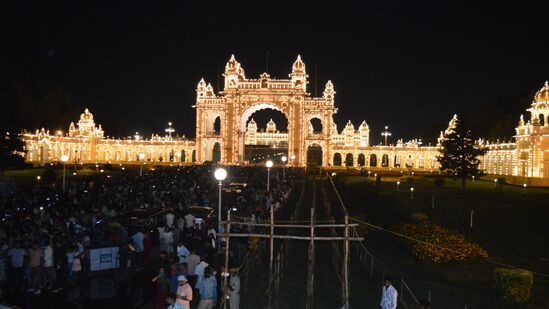 ದೀಪಾಲಂಕಾರದಿಂದ ಮಿನುಗುತ್ತಿರುವ ಮೈಸೂರು ಅರಮನೆಯ ನೋಟ.