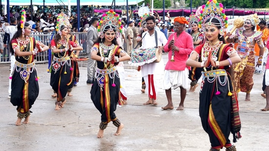 ವಿವಿಧ &nbsp;ಕಲಾ ತಂಡಗಳು ಆರಮನೆ ಅಂಗಳದಲ್ಲಿ ಸಾಗುತ್ತಿದ್ದ ಕ್ಯಾಮೆರಾ ಕಣ್ಣಲ್ಲಿ ಸೆರೆಯಾದ ಚಿತ್ರ. ಕಲಾವಿದರ ನೃತ್ಯ ಗಮನ ಸೆಳೆಯಿತು.