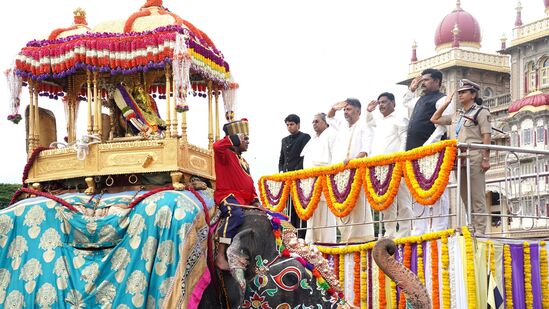 ಮೈಸೂರು ದಸರಾ ಜಂಬೂ ಸವಾರಿ ವೇಳೆ ಶ್ರೀ ಚಾಮುಂಡೇಶ್ವರಿಗೆ  ಪುಷ್ಪಾರ್ಚನೆ ಸಲ್ಲಿಸಿದ  ಸಿಎ ಸಿದ್ದರಾಮಯ್ಯ, ಡಿಸಿಎಂ ಡಿ.ಕೆ.ಶಿವಕುಮಾರ್‌, ಸಚಿವರಾದ ಡಾ.ಮಹದೇವಪ್ಪ, ಶಿವರಾಜ ತಂಗಡಗಿ, ಡಿಸಿ ಲಕ್ಷ್ಮಿಕಾಂತ ರೆಡ್ಡಿ,  ಮೈಸೂರು ನಗರ ಪೊಲೀಸ್‌ ಆಯುಕ್ತರಾದ ಸೀಮಾ ಲಾಟ್ಕರ್‌ ಗೌರವ ಸಲ್ಲಿಸಿದರು.