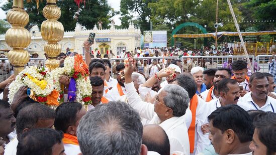 ಮೈಸೂರಿನಲ್ಲಿ ದಸರಾ ಅಂಗವಾಗಿ ನಂದಿ ಧ್ವಜಕ್ಕೆ ಸಿಎಂ ಸಿದ್ದರಾಮಯ್ಯ ಪೂಜೆ ಸಲ್ಲಿಸಿದರು.