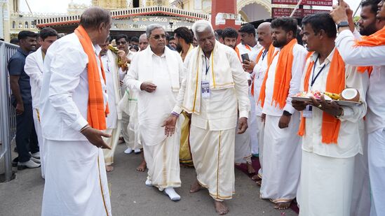 ಮೈಸೂರಿನ ಅರಮನೆ ಎದುರಿನ ಕೋಟೆ ಆಂಜನೇಯಸ್ವಾಮಿ ದೇವಸ್ಥಾನ ಆವರಣಕ್ಕೆ ನಂದಿ ಧ್ವಜ ಪೂಜೆ ಸಲ್ಲಿಸಲು ಸಿದ್ದರಾಮಯ್ಯ ಬಂದಿದ್ದು ಹೀಗೆ.