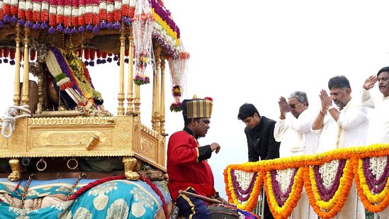 ಮೈಸೂರು ಅರಮನೆ ಆವರಣದಲ್ಲಿ ಶ್ರೀ ಚಾಮುಂಡೇಶ್ವರಿಗೆ ಪುಷ್ಪಾರ್ಚನೆ ಸಲ್ಲಿಸಿ ಜಂಬೂ ಸವಾರಿಗೆ ಚಾಲನೆ ನೀಡಿ ನಂತರ ಭಕ್ತಿಯಿಂದಲೇ ನಮಸಿದರು.