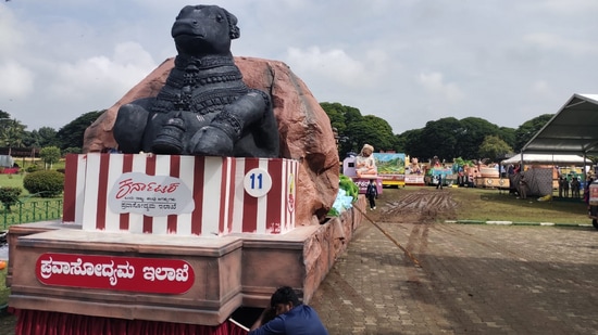 ಪ್ರವಾಸೋದ್ಯಮ ಇಲಾಖೆ ವತಿಯಿಂದ ಒಂದು ರಾಜ್ಯ ಹಲವು ಜಗತ್ತುಗಳು ಎಂಬ ಸ್ತಬ್ಧಚಿತ್ರ ಜಂಬೂಸವಾರಿ ಮೆರವಣಿಗೆಯಲ್ಲಿ ಸಾಗಲಿದೆ.