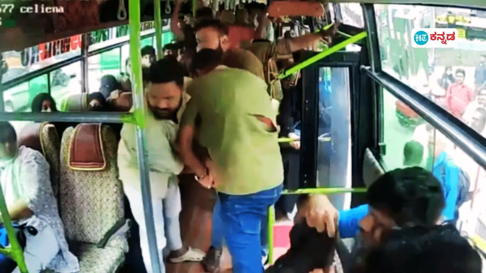 ಕಿಕ್ಕಿರಿದು ತುಂಬಿದ್ದ ಬಸ್​​ನೊಳಗೆ ರೌಡಿಗಳಂತೆ ಬಡಿದಾಡಿಕೊಂಡ ಖಾಸಗಿ ಬಸ್ ಸಿಬಂದಿ: ಸ್ಕ್ರೂಡ್ರೈವರ್​ನಿಂದ ಹಲ್ಲೆಗೆ ಯತ್ನಿಸಿದ ವ್ಯಕ್ತಿ