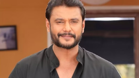 ಜೈಲಿನ ಮುಂದೆ ಅಭಿಮಾನಿಗಳ ದಂಡು ಜೈಲಿನ ಮುಂದೆ ಅಭಿಮಾನಿಗಳ ದಂಡು