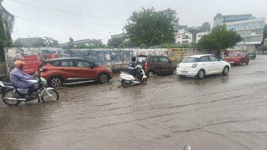 ರಾಮಮೂರ್ತಿನಗರದ ಬಳಿ ನೀರು ನಿಂತಿರುವುದರಿಂದ ITI ಕಡೆಗೆ ನಿಧಾನಗತಿಯ ಸಂಚಾರ ಕಂಡುಬಂತು.