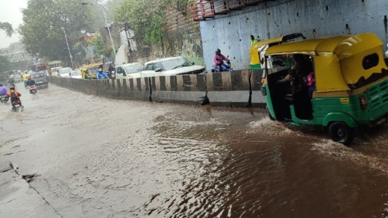 ಹುಣಸೇಮರ ಜಂಕ್ಷನ್‌ ರಸ್ತೆಯಲ್ಲಿ ನೀರು ನಿಂತಿರುವುದರಿಂದ, ಬಿನ್ನಿ ಮಿಲ್ ಕಡೆಗೆ ನಿಧಾನಗತಿಯ ಸಂಚಾರ ಇರುವುದಾಗಿ ಪೊಲೀಸರು ತಿಳಿಸಿದ್ದಾರೆ.&nbsp;