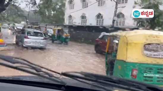 ಬೆಂಗಳೂರಲ್ಲಿ ಧಾರಾಕಾರ ಮಳೆಗೆ ಜಲಾವೃತವಾಗಿವೆ ರಸ್ತೆಗಳು; ವಾಹನ ಸಂಚಾರ, ಜನಜೀವನ ಅಸ್ತವ್ಯಸ್ತ, ವೈರಲ್ ವಿಡಿಯೋಗಳು ಇಲ್ಲಿವೆ, ವಿಡಿಯೋದಿಂದ ತೆಗೆದ ಚಿತ್ರ ಇದು.