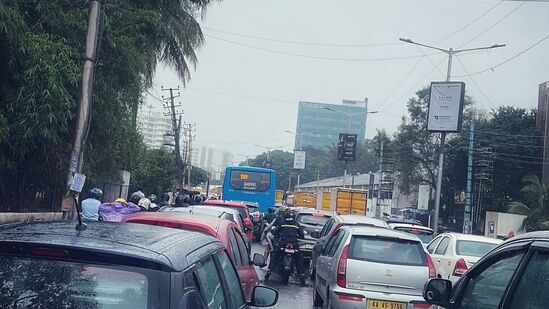 ಬೆಂಗಳೂರಿನ ಪ್ರಮುಖ ರಸ್ತೆಗಳಲ್ಲಿ ಎಲ್ಲಿ ನೋಡಿದರೂ ದಟ್ಟಣೆಯೇ. ಮಂಗಳವಾರ ಬೆಳಿಗ್ಗೆಯಿಂದಲೇ ಮಳೆ ಜೋರಾಗಿದ್ದರಿಂದ ವಾಹನವನ್ನು ಅಲ್ಲಲ್ಲಿ ನಿಲ್ಲಿಸುವ ಸನ್ನಿವೇಶವೂ ಇತ್ತು.