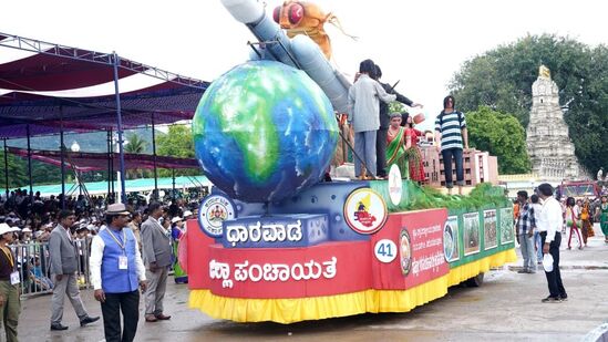 ಧಾರವಾಡ ಜಿಲ್ಲಾ ಪಂಚಾಯಿತಿಯವರು ಅಣಿಗೊಳಿಸಿದ್ದ ಇಸ್ರೋ ಗಗನ ಯಾನದಲ್ಲಿ ಹಣ್ಣಿನ ನೋಟಗಳು ಎನ್ನುವ ಸ್ತಬ್ಧಚಿತ್ರಕ್ಕೆ ಎರಡನೇ ಬಹುಮಾನ ಸಿಕ್ಕಿದೆ.