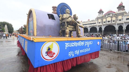 ಮೈಸೂರು ಜಿಲ್ಲೆಯ ದಸರ ಸ್ತಬ್ಧಚಿತ್ರ ಉಪಸಮಿತಿಯ ಸಾಮಾಜಿಕ ನ್ಯಾಯದ ಪರಿಕಲ್ಪನೆಯೂ ಗಮನ ಸೆಳೆಯಿತು.