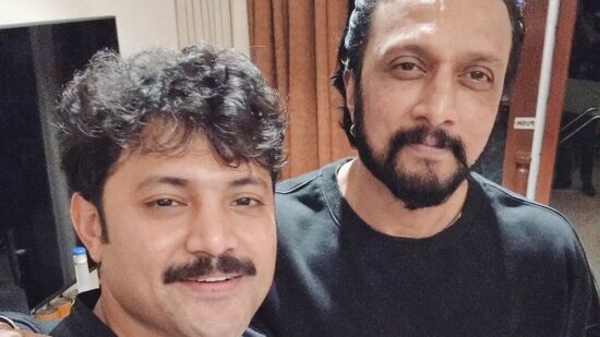 ಈಗ ಇದೇ ಮೇಘಶ್ಯಾಮ್ ಪಾತ್ರಧಾರಿ ಬಗ್ಗೆ ಒಂದಷ್ಟು ಮಾಹಿತಿ ತಿಳಿದುಕೊಳ್ಳೊಣ. ಕನ್ನಡ ಕಿರುತೆರೆಯಲ್ಲಿ ಹತ್ತಾರು ಸೀರಿಯಲ್ಗಳಲ್ಲಿ ಈ ನಟ ಬಣ್ಣ ಹಚ್ಚಿದ್ದಾರೆ. ಇವರ ನಿಜವಾದ ಹೆಸರು ನಾಗಾರ್ಜುನ್. ಸ್ಕ್ರೀನ್ ನೇಮ್ ಆಗಿ ಅರ್ಜುನ್ ಎಂದು ಬದಲಿಸಿಕೊಂಡಿದ್ದಾರೆ. ಈಗ ಇದೇ ಮೇಘಶ್ಯಾಮ್ ಪಾತ್ರಧಾರಿ ಬಗ್ಗೆ ಒಂದಷ್ಟು ಮಾಹಿತಿ ತಿಳಿದುಕೊಳ್ಳೊಣ. ಕನ್ನಡ ಕಿರುತೆರೆಯಲ್ಲಿ ಹತ್ತಾರು ಸೀರಿಯಲ್ಗಳಲ್ಲಿ ಈ ನಟ ಬಣ್ಣ ಹಚ್ಚಿದ್ದಾರೆ. ಇವರ ನಿಜವಾದ ಹೆಸರು ನಾಗಾರ್ಜುನ್. ಸ್ಕ್ರೀನ್ ನೇಮ್ ಆಗಿ ಅರ್ಜುನ್ ಎಂದು ಬದಲಿಸಿಕೊಂಡಿದ್ದಾರೆ. 