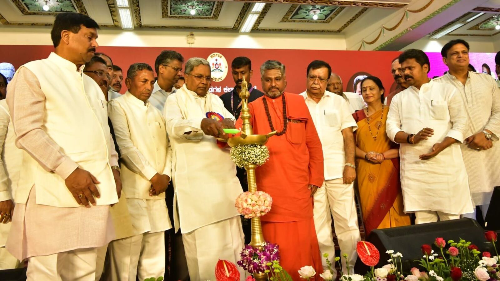 ಎಲ್ಲಾ ಎಸ್​ಟಿ ವಸತಿ ಶಾಲೆಗಳಿಗೆ, ರಾಯಚೂರು ವಿಶ್ವವಿದ್ಯಾಲಯಕ್ಕೆ ಮಹರ್ಷಿ ವಾಲ್ಮೀಕಿ ಹೆಸರು; ಸಿಎಂ ಸಿದ್ದರಾಮಯ್ಯ ಘೋಷಣೆ