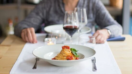 ಹೋಟೆಲ್ಗಳು ಮತ್ತು ರೆಸ್ಟೋರೆಂಟ್ಗಳಲ್ಲಿ ಪ್ರತಿ ಭಕ್ಷ್ಯವನ್ನು ಯಾವಾಗಲೂ ಬಿಳಿ ತಟ್ಟೆಯಲ್ಲಿ ನೀಡಲಾಗುತ್ತದೆ. ಇದರ ಹಿಂದಿನ ಕಾರಣ ತುಂಬಾ ವಿಶೇಷ ಮತ್ತು ವಿಭಿನ್ನವಾಗಿದೆ. ಹೋಟೆಲ್ಗೆ ಸಂಬಂಧಿಸಿದ ಈ ರಹಸ್ಯಗಳನ್ನು ತಿಳಿದ ನಂತರ ನೀವು ಕೂಡ ಆಶ್ಚರ್ಯಚಕಿತರಾಗುತ್ತೀರಿ. ಈ ವಿಚಾರ ಸರಳ ಆದ್ರೂ ನನ್ನ ತಲೆಗೆ ಹೊಳೆದೇ ಇಲ್ವಲ್ಲಾ ಎಂದು ನಿಮಗೆ ಅನ್ನಿಸದೇ ಇರದು. ಹೋಟೆಲ್ಗಳು ಮತ್ತು ರೆಸ್ಟೋರೆಂಟ್ಗಳಲ್ಲಿ ಪ್ರತಿ ಭಕ್ಷ್ಯವನ್ನು ಯಾವಾಗಲೂ ಬಿಳಿ ತಟ್ಟೆಯಲ್ಲಿ ನೀಡಲಾಗುತ್ತದೆ. ಇದರ ಹಿಂದಿನ ಕಾರಣ ತುಂಬಾ ವಿಶೇಷ ಮತ್ತು ವಿಭಿನ್ನವಾಗಿದೆ. ಹೋಟೆಲ್ಗೆ ಸಂಬಂಧಿಸಿದ ಈ ರಹಸ್ಯಗಳನ್ನು ತಿಳಿದ ನಂತರ ನೀವು ಕೂಡ ಆಶ್ಚರ್ಯಚಕಿತರಾಗುತ್ತೀರಿ. ಈ ವಿಚಾರ ಸರಳ ಆದ್ರೂ ನನ್ನ ತಲೆಗೆ ಹೊಳೆದೇ ಇಲ್ವಲ್ಲಾ ಎಂದು ನಿಮಗೆ ಅನ್ನಿಸದೇ ಇರದು. 