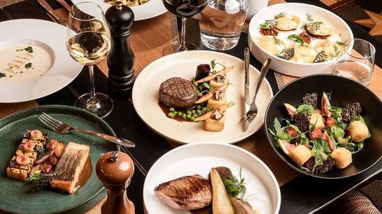 ಆಹಾರ ಗಮನ ಸೆಳೆಯುತ್ತದೆ: ಹೋಟೆಲ್ಗಳಲ್ಲಿ ಬಿಳಿ ಪ್ಲೇಟ್ಗಳಲ್ಲಿ ಆಹಾರವನ್ನು ಬಡಿಸಲು ಮೊದಲ ಕಾರಣವೆಂದರೆ ಅದರಲ್ಲಿ ಬಡಿಸುವ ಪ್ರತಿಯೊಂದು ಭಕ್ಷ್ಯದ ಬಣ್ಣವು ರೋಮಾಂಚಕವಾಗಿದ್ದು, ಗಮನ ಸೆಳೆಯುವಂತಿರುತ್ತದೆ. ಬಿಳಿ ಬಣ್ಣವು ಸ್ಥಿರವಾದ ಹಿನ್ನೆಲೆಯನ್ನು ಹೊಂದಿರುತ್ತದೆ. ಇದರಿಂದಾಗಿ ಬಿಳಿ ತಟ್ಟೆಯಲ್ಲಿ ಬಡಿಸಲಾದ ಭಕ್ಷ್ಯವು ಆಕರ್ಷಕವಾಗಿ ಕಾಣುತ್ತದೆ, ಆ ಕಾರಣಕ್ಕೆ ತಿನ್ನುವ ಆಸೆಯನ್ನು ಹೆಚ್ಚಿಸುತ್ತದೆ. ತಿನ್ನುವ ಮೊದಲು ವ್ಯಕ್ತಿಯು ಆಹಾರವನ್ನು ಕಣ್ಣುಗಳಿಂದ ಆನಂದಿಸುತ್ತಾನೆ ಎಂದು ಜನರು ಹೇಳುವುದನ್ನು ನೀವು ಕೇಳಿರಬಹುದು. ಈ ತಂತ್ರದ ಹಿನ್ನೆಲೆಯಲ್ಲಿ ತಿನ್ನುವ ಮೊದಲು ಆಹಾರಗಳು ಗಮನ ಸೆಳೆಯಬೇಕು ಎನ್ನುವ ಉದ್ದೇಶದಿಂದ ಬಿಳಿ ಪಾತ್ರೆಗಳನ್ನು ಬಳಸುತ್ತಾರೆ. ಆಹಾರ ಗಮನ ಸೆಳೆಯುತ್ತದೆ: ಹೋಟೆಲ್ಗಳಲ್ಲಿ ಬಿಳಿ ಪ್ಲೇಟ್ಗಳಲ್ಲಿ ಆಹಾರವನ್ನು ಬಡಿಸಲು ಮೊದಲ ಕಾರಣವೆಂದರೆ ಅದರಲ್ಲಿ ಬಡಿಸುವ ಪ್ರತಿಯೊಂದು ಭಕ್ಷ್ಯದ ಬಣ್ಣವು ರೋಮಾಂಚಕವಾಗಿದ್ದು, ಗಮನ ಸೆಳೆಯುವಂತಿರುತ್ತದೆ. ಬಿಳಿ ಬಣ್ಣವು ಸ್ಥಿರವಾದ ಹಿನ್ನೆಲೆಯನ್ನು ಹೊಂದಿರುತ್ತದೆ. ಇದರಿಂದಾಗಿ ಬಿಳಿ ತಟ್ಟೆಯಲ್ಲಿ ಬಡಿಸಲಾದ ಭಕ್ಷ್ಯವು ಆಕರ್ಷಕವಾಗಿ ಕಾಣುತ್ತದೆ, ಆ ಕಾರಣಕ್ಕೆ ತಿನ್ನುವ ಆಸೆಯನ್ನು ಹೆಚ್ಚಿಸುತ್ತದೆ. ತಿನ್ನುವ ಮೊದಲು ವ್ಯಕ್ತಿಯು ಆಹಾರವನ್ನು ಕಣ್ಣುಗಳಿಂದ ಆನಂದಿಸುತ್ತಾನೆ ಎಂದು ಜನರು ಹೇಳುವುದನ್ನು ನೀವು ಕೇಳಿರಬಹುದು. ಈ ತಂತ್ರದ ಹಿನ್ನೆಲೆಯಲ್ಲಿ ತಿನ್ನುವ ಮೊದಲು ಆಹಾರಗಳು ಗಮನ ಸೆಳೆಯಬೇಕು ಎನ್ನುವ ಉದ್ದೇಶದಿಂದ ಬಿಳಿ ಪಾತ್ರೆಗಳನ್ನು ಬಳಸುತ್ತಾರೆ. 