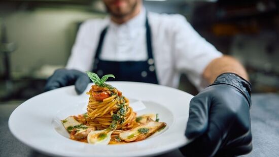 ಸಾಮಾನ್ಯವಾಗಿ, ಹೋಟೆಲ್ಗಳು ಮತ್ತು ರೆಸ್ಟೋರೆಂಟ್ಗಳಲ್ಲಿ ಕೆಲಸ ಮಾಡುವ ಬಾಣಸಿಗರು ತಮ್ಮ ಪಾಕವಿಧಾನಗಳನ್ನು ಬಿಳಿ ಪ್ಲೇಟ್ಗಳಲ್ಲಿ ಬಡಿಸಲು ಇಷ್ಟಪಡುತ್ತಾರೆ. ಏಕೆಂದರೆ ಬಿಳಿ ತಟ್ಟೆಯಲ್ಲಿ ಇಟ್ಟಿರುವ ಪ್ರತಿಯೊಂದು ಖಾದ್ಯದ ಬಣ್ಣವು ತುಂಬಾ ಆಕರ್ಷಕವಾಗಿ ಕಾಣುತ್ತದೆ. ಇದರಿಂದಾಗಿ ಗ್ರಾಹಕನ ಹಸಿವು ಮತ್ತು ಆ ಖಾದ್ಯವನ್ನು ತಿನ್ನುವ ಹಂಬಲ ಹೆಚ್ಚಾಗುತ್ತದೆ ಎಂಬ ಕಾರಣಕ್ಕೆ. ಸಾಮಾನ್ಯವಾಗಿ, ಹೋಟೆಲ್ಗಳು ಮತ್ತು ರೆಸ್ಟೋರೆಂಟ್ಗಳಲ್ಲಿ ಕೆಲಸ ಮಾಡುವ ಬಾಣಸಿಗರು ತಮ್ಮ ಪಾಕವಿಧಾನಗಳನ್ನು ಬಿಳಿ ಪ್ಲೇಟ್ಗಳಲ್ಲಿ ಬಡಿಸಲು ಇಷ್ಟಪಡುತ್ತಾರೆ. ಏಕೆಂದರೆ ಬಿಳಿ ತಟ್ಟೆಯಲ್ಲಿ ಇಟ್ಟಿರುವ ಪ್ರತಿಯೊಂದು ಖಾದ್ಯದ ಬಣ್ಣವು ತುಂಬಾ ಆಕರ್ಷಕವಾಗಿ ಕಾಣುತ್ತದೆ. ಇದರಿಂದಾಗಿ ಗ್ರಾಹಕನ ಹಸಿವು ಮತ್ತು ಆ ಖಾದ್ಯವನ್ನು ತಿನ್ನುವ ಹಂಬಲ ಹೆಚ್ಚಾಗುತ್ತದೆ ಎಂಬ ಕಾರಣಕ್ಕೆ. 