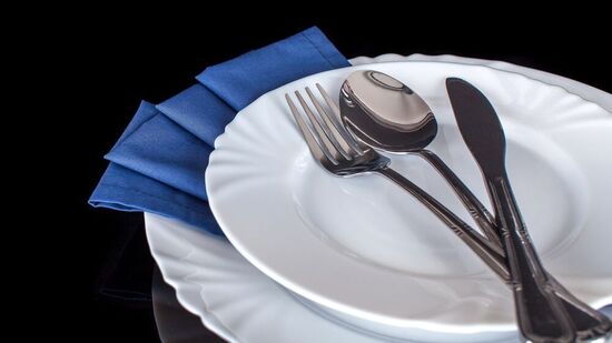 ಬಿಳಿ ಬಣ್ಣವು ಸ್ವಚ್ಛ ಮತ್ತು ನೈರ್ಮಲ್ಯದ ನೋಟವನ್ನು ನೀಡುತ್ತದೆ ಎಂಬ ಕಾರಣದಿಂದ ಹೋಟೆಲ್ಗಳಲ್ಲಿ ಆಹಾರವನ್ನು ಹೆಚ್ಚಾಗಿ ಬಿಳಿ ಪಾತ್ರೆಗಳಲ್ಲಿ ನೀಡಲಾಗುತ್ತದೆ. ಆಹಾರವನ್ನು ಬಡಿಸಲು ಬಳಸುವ ಪಾತ್ರೆಗಳಿಗೆ ಇದು ಅತ್ಯಂತ ಮುಖ್ಯವಾದ ವಿಷಯವಾಗಿದೆ. ಬಿಳಿ ಬಣ್ಣವು ಸ್ವಚ್ಛ ಮತ್ತು ನೈರ್ಮಲ್ಯದ ನೋಟವನ್ನು ನೀಡುತ್ತದೆ ಎಂಬ ಕಾರಣದಿಂದ ಹೋಟೆಲ್ಗಳಲ್ಲಿ ಆಹಾರವನ್ನು ಹೆಚ್ಚಾಗಿ ಬಿಳಿ ಪಾತ್ರೆಗಳಲ್ಲಿ ನೀಡಲಾಗುತ್ತದೆ. ಆಹಾರವನ್ನು ಬಡಿಸಲು ಬಳಸುವ ಪಾತ್ರೆಗಳಿಗೆ ಇದು ಅತ್ಯಂತ ಮುಖ್ಯವಾದ ವಿಷಯವಾಗಿದೆ.