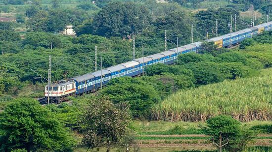 ಬೆಂಗಳೂರಿನಿಂದ ಕಾರವಾರಕ್ಕೆ ದೀಪಾವಳಿ ಹಿನ್ನೆಲೆಯಲ್ಲಿ ವಿಶೇಷ ರೈಲು ಸಂಚರಿಸಲಿದೆ.