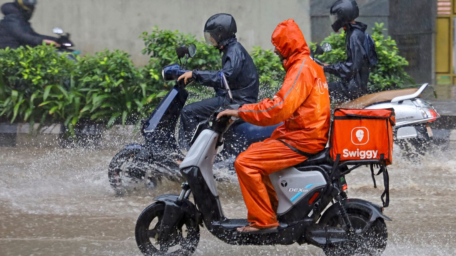 Rain Alert: ನಿಲ್ಲುತ್ತಿಲ್ಲ ವರುಣನ ಆರ್ಭಟ, ಈ ಜಿಲ್ಲೆಗಳಲ್ಲಿ ನಾಳೆಯೂ ಗುಡುಗು ಸಹಿತ ಮಳೆ; ಕರ್ನಾಟಕ ಹವಾಮಾನ ಹೀಗಿದೆ