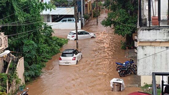 ಬೆಂಗಳೂರಿನಲ್ಲಿ ಭಾರೀ ಮಳೆಯಾಗುತ್ತಿದ್ದು,. ಹಲವು ಬಡಾವಣೆಗಳಲ್ಲಿ ರಸ್ತೆಗಳೇ ಚರಂಡಿಗಳಾಗಿ ಮಾರ್ಪಟ್ಟಿವೆ.