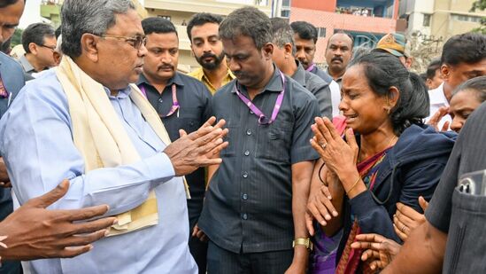 ಬೆಂಗಳೂರು ಕಟ್ಟಡ ಕುಸಿತದಿಂದ ಗಾಯಗೊಂಡಿರುವ ಕುಟುಂಬದವರನ್ನು ಸಿಎಂ ಸಿದ್ದರಾಮಯ್ಯ ಭೇಟಿ ಮಾಡಿ ಸಾಂತ್ವನ ಹೇಳಿದರು.