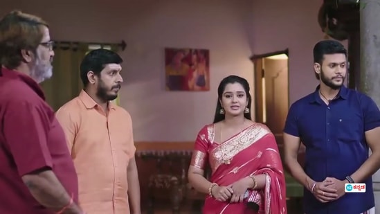 ಮಾವನ ಆಶಿರ್ವಾದ ಪಡೆದು ಕೆಲಸಕ್ಕೆ ಹೊರಟ ಚಾರು ಮಾವನ ಆಶಿರ್ವಾದ ಪಡೆದು ಕೆಲಸಕ್ಕೆ ಹೊರಟ ಚಾರು
