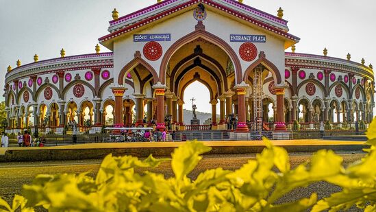 ಮೊಘಲ್‌ ಉದ್ಯಾನವನ ಆಲಮಟ್ಟಿ ವಿಜಯಪುರ//ವಿಜಯಪುರ ಜಿಲ್ಲೆಯ ಆಲಮಟ್ಟಿ ಲಾಲ್‌ ಬಹದ್ದೂರು ಶಾಸ್ತ್ರಿ ಆಣೆಕಟ್ಟಿನ ಕೆಳ ಭಾಗದಲ್ಲಿ 77 ಎಕರೆ ಭೂಮಿಯಲ್ಲಿ 4 ವಿಶ್ವ ಪರಂಪರೆ ಉದ್ಯಾನಗಳನ್ನು ಎರಡು ದಶಕದ ಹಿಂದೆ ನಿರ್ಮಿಸಲಾಗಿದೆ. ಮೊಘಲ್ ಗಾರ್ಡನ್, ಇಟಾಲಿಯನ್ ಶೈಲಿ ಲಾನ್, &nbsp;ಫ್ರೆಂಚ್ ಉದ್ಯಾನ, ರೋಸ್ ಉದ್ಯಾನ ಗಮನ ಸೆಳೆಯುತ್ತದೆ.