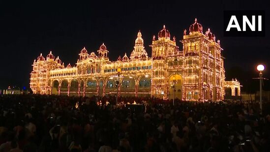 ಮೈಸೂರು ದಸರಾ ಮುಗಿದರೂ ಅರಮನೆ ದೀಪಾಲಂಕಾರ ಪ್ರತಿ ರಾತ್ರಿ 15 ನಿಮಿಷ ಪ್ರಜ್ವಲಿಸುವುದು ಮುಂದುವರಿದಿದೆ. ಸಾಂಕೇತಿಕವಾಗಿ ಈ ಚಿತ್ರವನ್ನು ಇಲ್ಲಿ ಬಳಸಲಾಗಿದೆ. (ಕಡತ ಚಿತ್ರ)