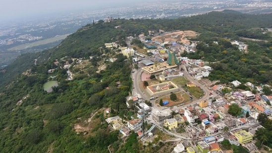 ಚಾಮುಂಡಿಬೆಟ್ಟ//ಮೈಸೂರಿನ ಪ್ರಮುಖ ಪ್ರವಾಸಿ ಹಾಗೂ ಧಾರ್ಮಿಕ ತಾಣವಿದು. ನಾಡದೇವತೆ ಚಾಮುಂಡೇಶ್ವರಿ ದೇಗುಲವಿರುವ ಕಾರಣದಿಂದ ಕರ್ನಾಟಕ ಮಾತ್ರವಲ್ಲದೇ ಉತ್ತರ ಭಾರತದಿಂದಲೂ ಭಕ್ತರು ಇಲ್ಲಿಗೆ ಬರುತ್ತಾರೆ. ಮಹಿಷನ ವಿಗ್ರಹ, ನಂದಿ ಇಲ್ಲಿನ ಆಕರ್ಷಣೆ. ಚಿರತೆ ಸಹಿತ ಹಲವು ಪ್ರಾಣಿ, ಪಕ್ಷಿಗಳು ಇಲ್ಲಿ ನೆಲಗೊಂಡಿವೆ. &nbsp;ಸಮುದ್ರಮಟ್ಟದಿಂದ 1063 ಮೀಟರ್‌ ಎತ್ತರದಲ್ಲಿದೆ.