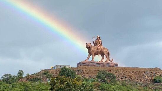 ಮಲೈ ಮಹದೇಶ್ವರ &nbsp;ಬೆಟ್ಟ//ಏಳು ಮಲೆಗಳನ್ನು ದಾಟಿಕೊಂಡು ಹೋದರೆ ಸಿಗುವಂತಹ ಮಹದೇಶ್ವರ ಬೆಟ್ಟ, ಮಲೆಗಳಲ್ಲಿ ನೆಲೆ ನಿಂತಿರುವ ಮಹದೇಶ್ವರನನ್ನು ಮಲೆಮಹದೇಶ್ವರ ಎಂದು ಕರೆಯಲಾಗುತ್ತದೆ. ನಿಸರ್ಗ ಸೊಬಗಿನ ನಡುವೆ ಚಾಮರಾಜನಗರ ಜಿಲ್ಲೆ ಗಡಿ ಭಾಗದಲ್ಲಿರುವ ಲಕ್ಷಾಂತರ ಭಕ್ತರನ್ನು ಸೆಳೆಯುವ ಧಾರ್ಮಿಕ ತಾಣ.&nbsp;