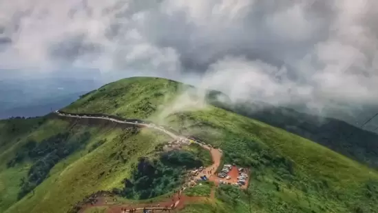 ಮುಳ್ಳಯ್ಯನಗಿರಿ ಬೆಟ್ಟ//ಚಿಕ್ಕಮಗಳೂರು ಜಿಲ್ಲೆಯ ಮುಳ್ಳಯ್ಯನಗಿರಿ ಕರ್ನಾಟಕದ ಎತ್ತರದ ಬೆಟ್ಟಗಳಲ್ಲಿ ಒಂದು. ಚಿಕ್ಕಮಗಳೂರಿನಿಂದ ಅನತಿ ದೂರದಲ್ಲಿ ಇರುವ ಮುಳ್ಳಯ್ಯನಗಿರಿ ಪ್ರಮುಖ ಪ್ರವಾಸಿ ಬೆಟ್ಟ. ಸಮುದ್ರ ಮಟ್ಟದಿಂದ1925 &nbsp;ಮೀಟರ್‌ ಎತ್ತರದಲ್ಲಿದೆ. ಸುತ್ತಲೂ ದಟ್ಟ ಅರಣ್ಯದ ಅನುಭವವನ್ನು ಇಲ್ಲಿ ನಿಂತು ಅನುಭವಿಸುವುದೇ ಭಿನ್ನ ಅನುಭೂತಿ.