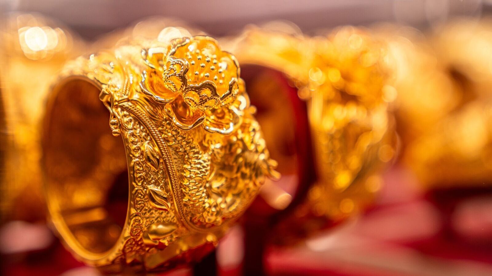 2025ರ ದೀಪಾವಳಿಗೆ ಚಿನ್ನದ ದರ 1 ಲಕ್ಷ ರೂಪಾಯಿ ಗಡಿದಾಟುವ ನಿರೀಕ್ಷೆ; 'ಷೇರು-ಚಿನ್ನ' ಈಗ ಯಾವ ಹೂಡಿಕೆ ಚೆನ್ನ?