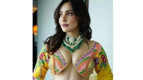 ಈಗ ನಾನು ಮತ್ತು ನನ್ನ ಸಹೋದರಿ ಮುಂಬೈನಲ್ಲಿ ವಾಸಿಸುತ್ತಿದ್ದೇವೆ ಮತ್ತು ಇಲ್ಲಿ ನಮ್ಮದೇ ಆದ ರೀತಿಯಲ್ಲಿ ನಾವು ಈ ಬಾರಿ ದೀಪಾವಳಿಯನ್ನು ಸಂಭ್ರಮಿಸುತ್ತೇವೆ ಎಂದು ಹೇಳಿದ್ದಾರೆ.&nbsp;