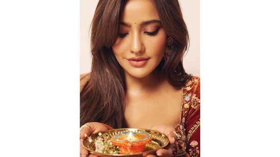 ಅವರು ದೀಪ ಹಿಡಿದುಕೊಂಡಿರುವ ಫೋಟೋಗಳು ವೈರಲ್ ಆಗಿದೆ.&nbsp;