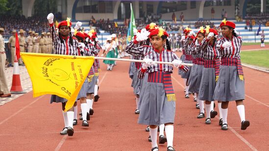 ಪಥಸಂಚಲನದಲ್ಲಿ ಪಾಲ್ಗೊಂಡ ಸ್ಥಳೀಯ ಶಾಲಾಮಕ್ಕಳು