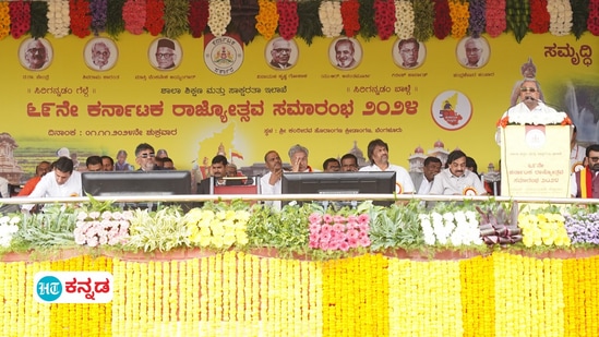 ಕನ್ನಡ ರಾಜ್ಯೋತ್ಸವ (Karnataka Rajyotsava 2024): ಬೆಂಗಳೂರಿನ ಕಂಠೀರವ ಸ್ಟೇಡಿಯಂನಲ್ಲಿ ಮುಖ್ಯಮಂತ್ರಿ ಸಿದ್ದರಾಮಯ್ಯ ಅವರು ಇಂದು (ನವೆಂಬರ್ 1) 69ನೇ ಕರ್ನಾಟಕ ರಾಜ್ಯೋತ್ಸವ ಸಮಾರಂಭಕ್ಕೆ ನಾಡ ಧ್ವಜ ಮತ್ತು ರಾಷ್ಟ್ರ ಧ್ವಜಾರೋಹಣ ನೆರವೇರಿಸಿ ಚಾಲನೆ ನೀಡಿದರು. ಇದೇ ವೇಳೆ ಮಾತನಾಡಿದ ಅವರು, ವ್ಯವಹಾರದಲ್ಲೂ ಕನ್ನಡ ಬಳಸೋಣ, ಕನ್ನಡಿಗರಾಗಿರುತ್ತೇವೆ ಎಂದು ಶಪಥ ಮಾಡೋಣ ಎಂದು ಹೇಳಿದರು.