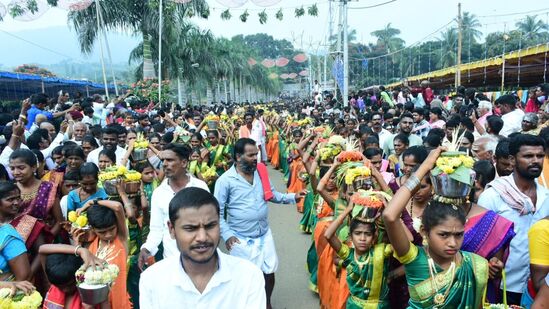 ದೀಪಾವಳಿ ವೇಳೆ ಬೆಟ್ಟದಲ್ಲಿ ಆಚರಿಸುವ ಹಾಲರವಿ ಉತ್ಸವ ವಿಶೇಷವಾದದ್ದು. ಬೇಡ ಗಂಪಣ ಸಮುದಾಯದ ಬಾಲೆಯರು ಇದರಲ್ಲಿ ಭಾಗಿಯಾಗುತ್ತಾರೆಬೇಡಗಂಪಣ ಸಮುದಾಯದ ಬಾಲೆಯರು ದೀಪಾವಳಿ ಉಪವಾಸ ಇರುತ್ತಾರೆ. ನಂತರ ಬೆಟ್ಟಕ್ಕೆ ಆಗಮಿಸಿ ಹಳ್ಳಕ್ಕೆ ತೆರಳಿ ಹಾಲುಹಳ್ಳದ ನೀರನ್ನು ತರುತ್ತಾರೆ.ಮಂಗಳವಾದ್ಯದೊಂದಿಗೆ ಬರುವ ಬಾಲೆಯರನ್ನು ದೇಗುಲಕ್ಕೆ ಸ್ವಾಗತಿಸಲಾಗುತ್ತದೆ.&nbsp;