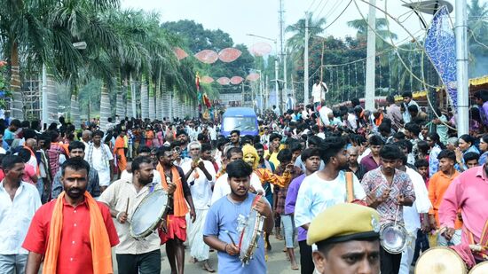 ಚಾಮರಾಜನಗರ ಜಿಲ್ಲೆ ಹನೂರು ತಾಲ್ಲೂಕಿನ ಪ್ರಸಿದ್ದ ಧಾರ್ಮಿಕ ಕ್ಷೇತ್ರ ಮಲೈ ಮಹದೇಶ್ವರ ಬೆಟ್ಟದಲ್ಲಿ ದೀಪಾವಳಿ ಜಾತ್ರಾ ಮಹೋತ್ಸವ ಅಂಗವಾಗಿ ಹಾಲರವಿ ಉತ್ಸವ ನಡೆಯಿತು.