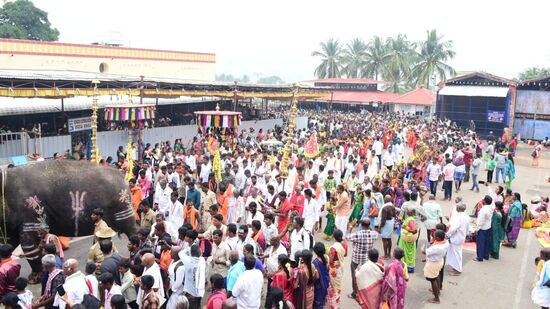 ಬೆಟ್ಟದ ಸುತ್ತಲೂ ಇರುವ ಬೇಡಗಂಪಣ ಸಮುದಾಯದವರು ಮಲೈ ಮಹದೇಶ್ವರ ಸ್ವಾಮಿಯನ್ನು ಪುಷ್ಪಗಳಿಂದ ಅಲಕರಿಸುತ್ತಾರೆ. ಈ ದಿನ ಬಿಲ್ವಾರ್ಚನೆ ಮಾಡಿ ಪೂಜೆ ಸಲ್ಲಿಸಿ ರುದ್ರಾಭಿಷೇಕ ನಡೆಸಿ ಪೂಜೆ ಸಲ್ಲಿಸುವುದು ದೀಪಾವಳಿ ಜಾತ್ರೆ ನಡೆಯುವ ಸಂಪ್ರದಾಯ.