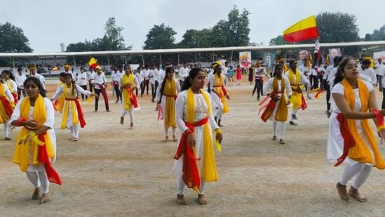 ಮಂಡ್ಯದಲ್ಲಿ ನಡೆದ ಕನ್ನಡ ರಾಜ್ಯೋತ್ಸವದಲ್ಲಿ ವಿದ್ಯಾರ್ಥಿಗಳು ಸಾಂಸ್ಕೃತಿಕ ಕಾರ್ಯಕ್ರಮ ನೀಡಿ ಗಮನ ಸೆಳೆದರು.