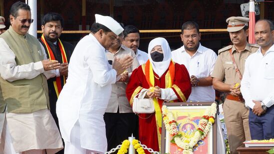 ವಿಜಯಪುರದಲ್ಲಿ ನಡೆದ ಕನ್ನಡ ರಾಜ್ಯೋತ್ಸವದಲ್ಲಿ ಕೈಗಾರಿಕಾ ಸಚಿವ ಡಾ.ಎಂಬಿ.ಪಾಟೀಲ ಅವರು ಭುವನೇಶ್ವರಿ ಚಿತ್ರಕ್ಕೆ ಪುಷ್ಪಾರ್ಚನೆ ಸಲ್ಲಿಸಿದರು. ಶಾಸಕ ಬಸನಗೌಡ ಪಾಟೀಲ್‌ ಯತ್ನಾಳ್‌ ಮತ್ತಿತರರು ಹಾಜರಿದ್ದರು.