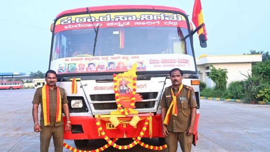 ಬಲ ಬದಿಯಲ್ಲಿರುವ ಕಂಡಕ್ಟರ್ ನಟರಾಜ್ ಸ್ನೇಹಿತರೊಡನೆ ಸೇರಿಕೊಂಡು ಇಡೀ ಬಸ್ ಅನ್ನು ಕನ್ನಡ ಮಯ ಮಾಡಿ ಸಂಪೂರ್ಣ ಮಾಹಿತಿ ನೀಡುತ್ತಾರೆ. ಒಂದು ತಿಂಗಳು ಇದೇ ಅಲಂಕಾರದೊಂದಿಗೆ ಬಸ್ ಸಂಚರಿಸಲಿದೆ, ಶಿವಮೊಗ್ಗದಿಂದ ಶಿಕಾರಿಪುರ ಮಾರ್ಗವಾಗಿ ಸೊರಬಕ್ಕೆ ಈ ಬಸ್ ಸಂಚರಿಸಲಿದೆ. <p>ಬಲ ಬದಿಯಲ್ಲಿರುವ ಕಂಡಕ್ಟರ್ ನಟರಾಜ್ ಸ್ನೇಹಿತರೊಡನೆ ಸೇರಿಕೊಂಡು ಇಡೀ ಬಸ್ ಅನ್ನು ಕನ್ನಡ ಮಯ ಮಾಡಿ ಸಂಪೂರ್ಣ ಮಾಹಿತಿ ನೀಡುತ್ತಾರೆ. ಒಂದು ತಿಂಗಳು ಇದೇ ಅಲಂಕಾರದೊಂದಿಗೆ ಬಸ್ ಸಂಚರಿಸಲಿದೆ, ಶಿವಮೊಗ್ಗದಿಂದ ಶಿಕಾರಿಪುರ ಮಾರ್ಗವಾಗಿ ಸೊರಬಕ್ಕೆ ಈ ಬಸ್ ಸಂಚರಿಸಲಿದೆ.</p>