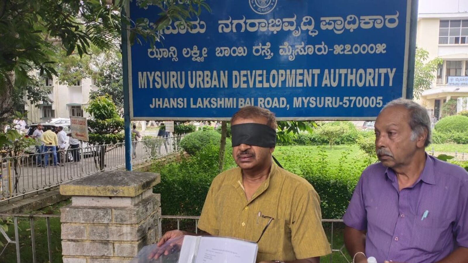 Mysore News: ಮೈಸೂರು ಮುಡಾ ಹಗರಣಗಳ ತನಿಖೆಗೆ ಆಗ್ರಹಿಸಿ ಮಾಜಿ ನೌಕರನ ಕಪ್ಪು ಪಟ್ಟಿ ಧರಣಿ, ಸರ್ಕಾರದ ನಡೆಗೆ ಆಕ್ರೋಶ