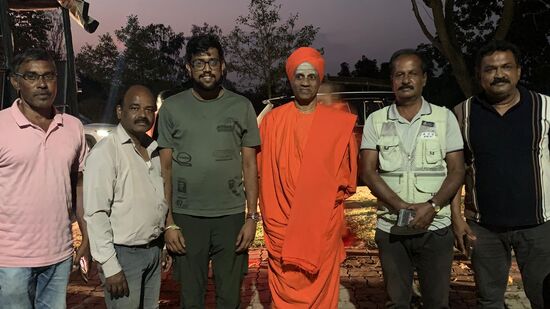 ಮೈಸೂರಿನ ವನ್ಯಜೀವಿ ಹಾಗೂ ಪತ್ರಿಕಾ ಛಾಯಾಗ್ರಾಹಕರಾದ ಅನುರಾಗ್‌ ಬಸವರಾಜು, ಎಸ್‌ಆರ್‌ಮಧುಸೂಧನ್‌, ಲಕ್ಷ್ಮಿನಾರಾಯಣ ಯಾದವ್‌ ಹಾಗೂ ಉದಯಶಂಕರ್‌ ಅವರು ಸ್ವಾಮೀಜಿ ಅವರೊಂದಿಗೆ ನೆನಪಿನ ಫೋಟೋವನ್ನು ತೆಗೆದುಕೊಂಡರು.