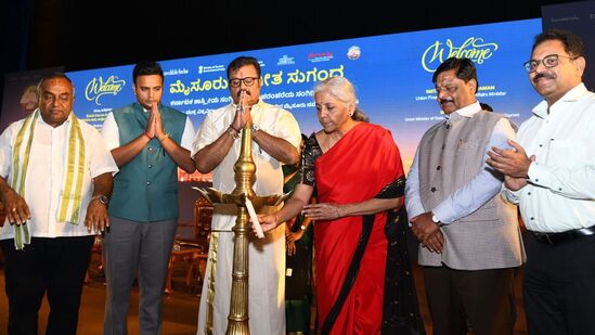 ಮೈಸೂರಿನಲ್ಲಿ ಆಯೋಜಿಸಿರುವ ‘ಮೈಸೂರು ಸಂಗೀತ ಸುಗಂಧ’ ಕಾರ್ಯಕ್ರಮವನ್ನು ಕೇಂದ್ರ ಸಚಿವೆ ನಿರ್ಮಲಾ ಸೀತಾರಾಮನ್ ಉದ್ಘಾಟಿಸಿದರು. ಸುರೇಶ್ ಗೋಪಿ, ಸಚಿವ ಡಾ ಹೆಚ್ ಸಿ ಮಹದೇವಪ್ಪ, ಸಂಸದ ಯದುವೀರ್ ಕೃಷ್ಣದತ್ತ ಚಾಮರಾಜ ಒಡೆಯರ್, ಶಾಸಕ ಶ್ರೀವತ್ಸ ಇದ್ದರು.