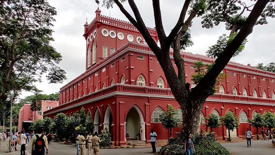 ವಿದ್ಯಾರ್ಥಿಗಳ ಆಕರ್ಷಣೆಗೆ ಜಾಲತಾಣಗಳ ಮೊರೆ ಹೋದ ವಿಶ್ವವಿದ್ಯಾಲಯ! ಪೋಸ್ಟರ್, ಯೂ ಟ್ಯೂಬ್‌ ಮೂಲಕ ಕೋರ್ಸ್‌, ಶುಲ್ಕ ಮತ್ತಿತರ ಮಾಹಿತಿ