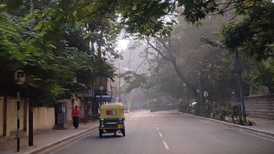 ಬೆಂಗಳೂರಿನ ಹಲವಾರು ಬಡಾವಣೆಗಳಲ್ಲಿ ಬೆಳಿಗ್ಗೆ ಚಳಿಯ ಅನುಭವ. ಇದರಿಂದ ವಾಯುವಿಹಾರಕ್ಕೂ ವಿರಳ ಜನರ ಹೊರ ಬಂದಿದ್ದು ಕಂಡು ಬಂದಿತು.