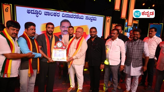 ಜಯನಗರದ ಶಾಲಿನಿ ಮೈದಾನದಲ್ಲಿ 11ನೇ ವರ್ಷದ ಚಾಲಕರ ದಿನ ಕಾರ್ಯಕ್ರಮದಲ್ಲಿ ನಟ ಶ್ರೀಮುರುಳಿ ಅವರನ್ನು ಚಾಲಕರ ಸಂಘಗಳ ಪರವಾಗಿ ಅಭಿನಂದಿಸಿದ ಸಾರಿಗೆ ಸಚಿವ ರಾಮಲಿಂಗಾರೆಡ್ಡಿ. ಜಯನಗರದ ಶಾಲಿನಿ ಮೈದಾನದಲ್ಲಿ 11ನೇ ವರ್ಷದ ಚಾಲಕರ ದಿನ ಕಾರ್ಯಕ್ರಮದಲ್ಲಿ ನಟ ಶ್ರೀಮುರುಳಿ ಅವರನ್ನು ಚಾಲಕರ ಸಂಘಗಳ ಪರವಾಗಿ ಅಭಿನಂದಿಸಿದ ಸಾರಿಗೆ ಸಚಿವ ರಾಮಲಿಂಗಾರೆಡ್ಡಿ.